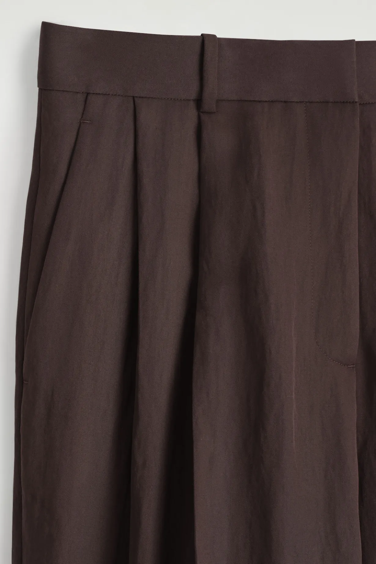LOCKERE, FLIESSENDE HOSE MIT WEITEM BEIN
