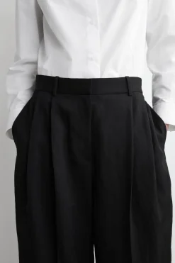 LOCKERE, FLIESSENDE HOSE MIT WEITEM BEIN
