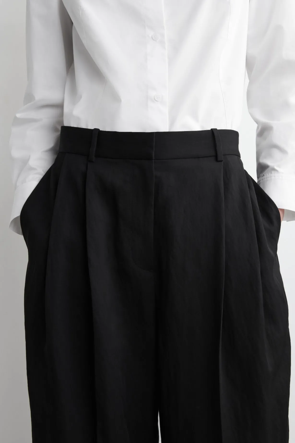 LOCKERE, FLIESSENDE HOSE MIT WEITEM BEIN