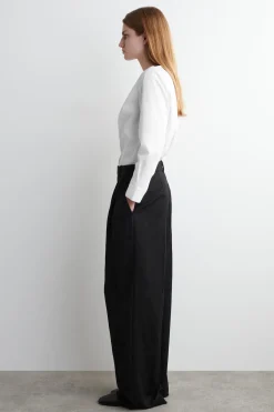 LOCKERE, FLIESSENDE HOSE MIT WEITEM BEIN