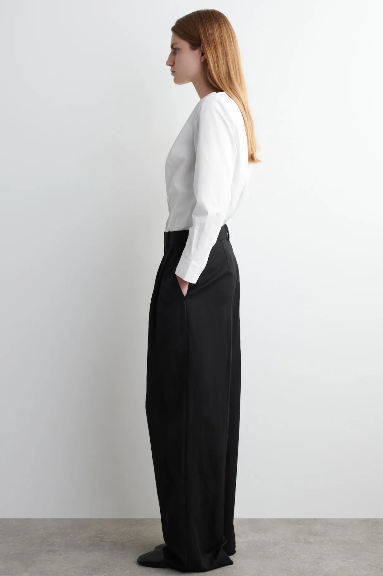 LOCKERE, FLIESSENDE HOSE MIT WEITEM BEIN