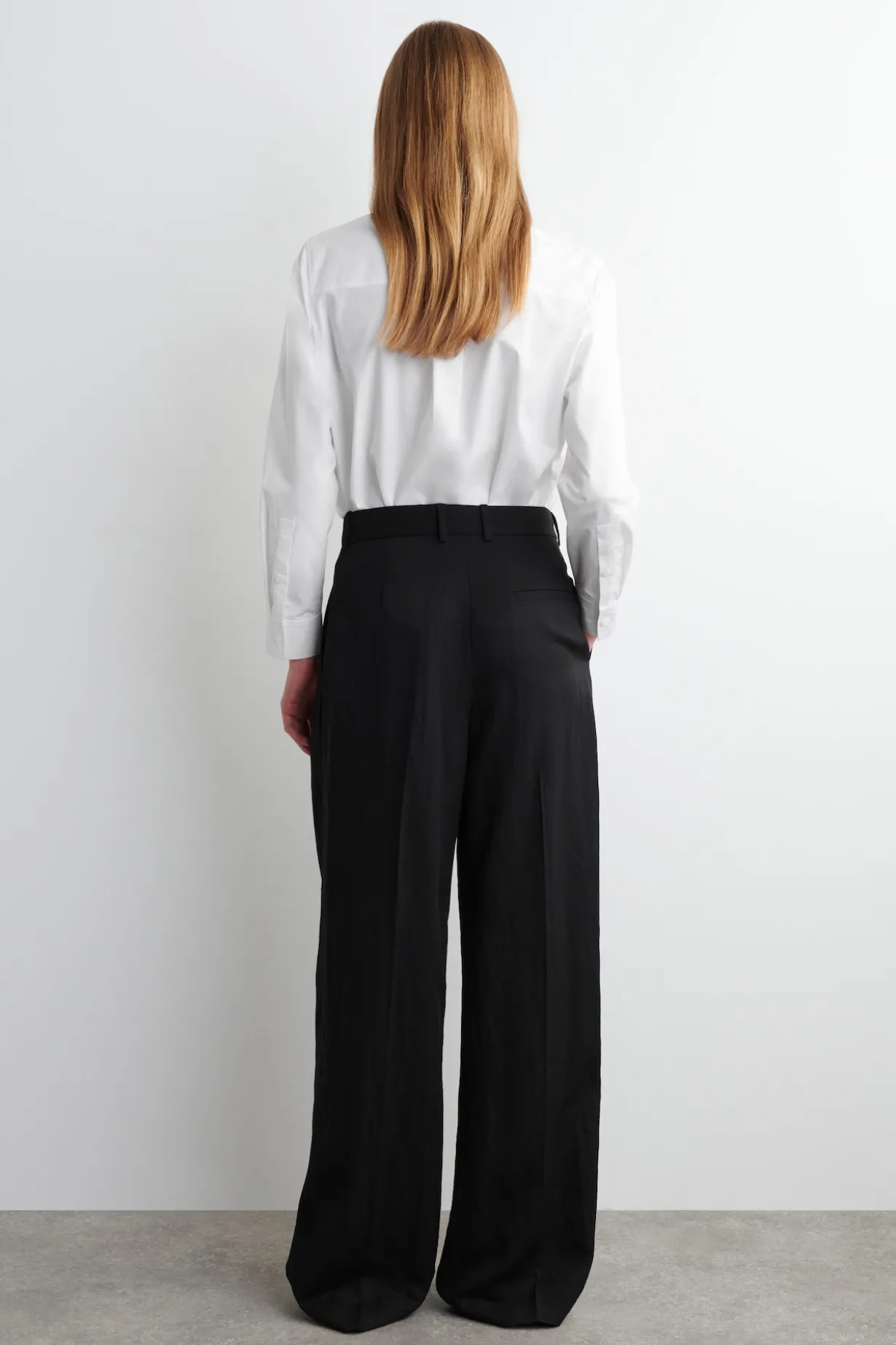 LOCKERE, FLIESSENDE HOSE MIT WEITEM BEIN