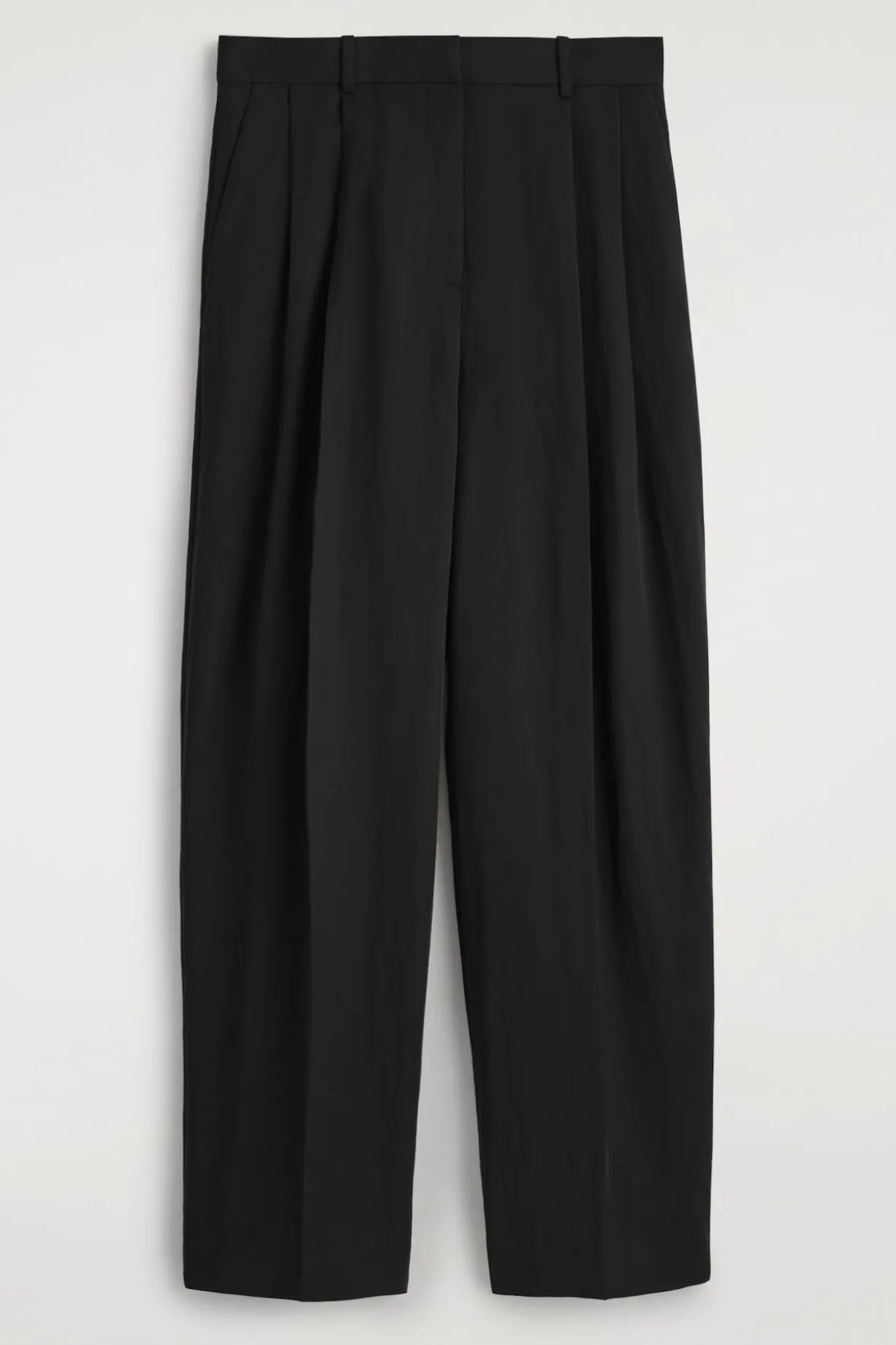 LOCKERE, FLIESSENDE HOSE MIT WEITEM BEIN