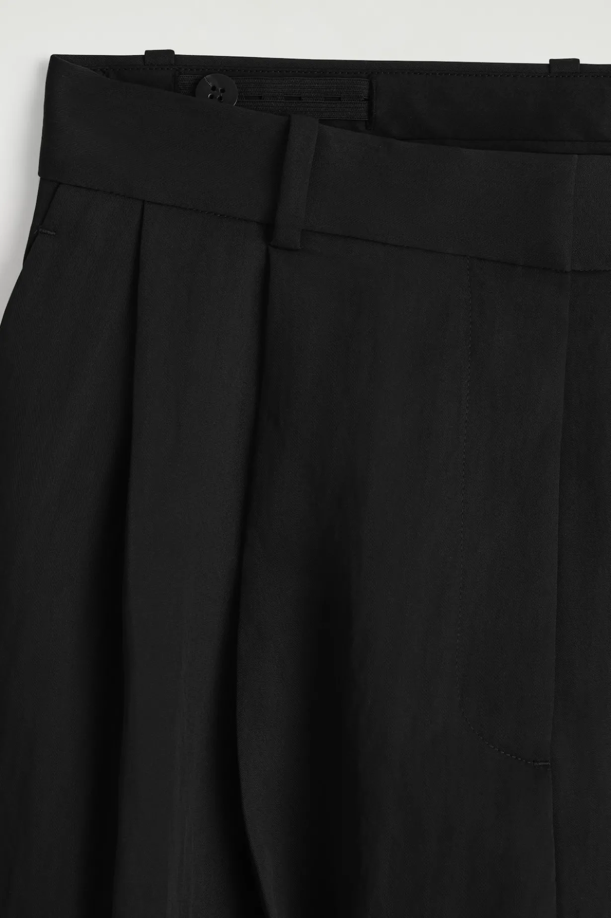 LOCKERE, FLIESSENDE HOSE MIT WEITEM BEIN