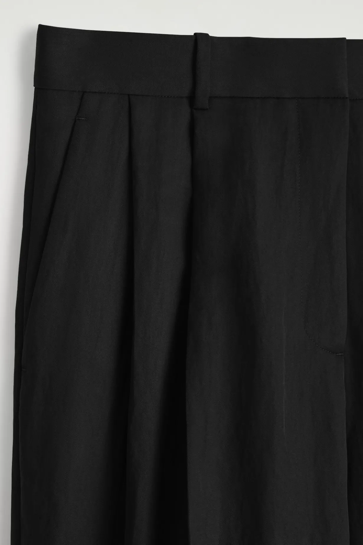 LOCKERE, FLIESSENDE HOSE MIT WEITEM BEIN