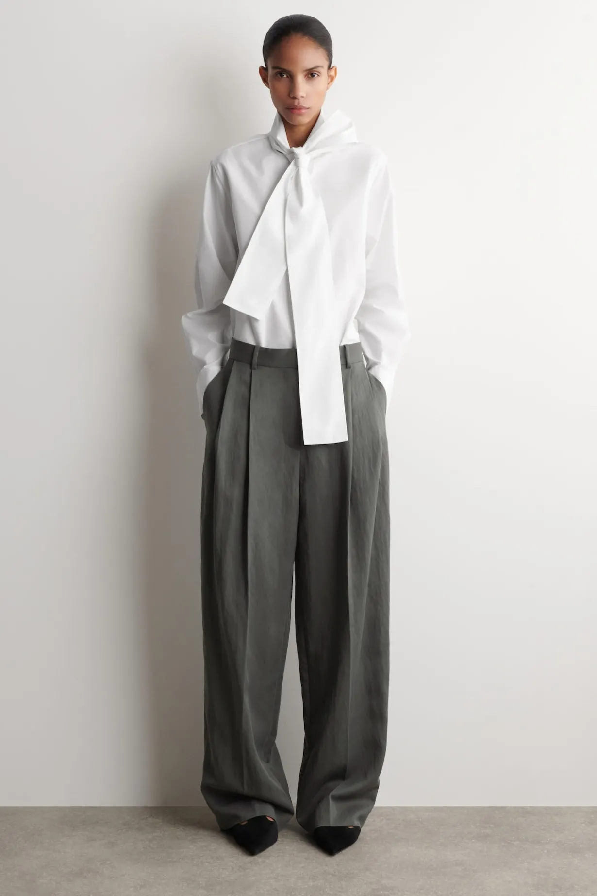 LOCKERE, FLIESSENDE HOSE MIT WEITEM BEIN