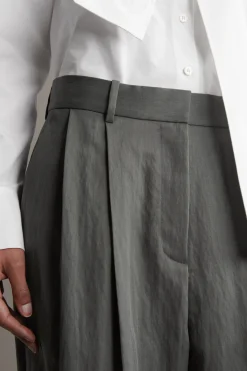 LOCKERE, FLIESSENDE HOSE MIT WEITEM BEIN