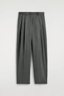 LOCKERE, FLIESSENDE HOSE MIT WEITEM BEIN