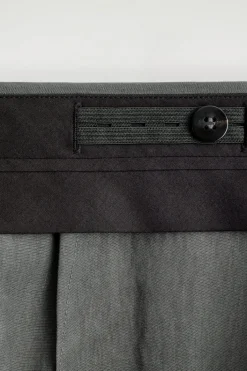 LOCKERE, FLIESSENDE HOSE MIT WEITEM BEIN