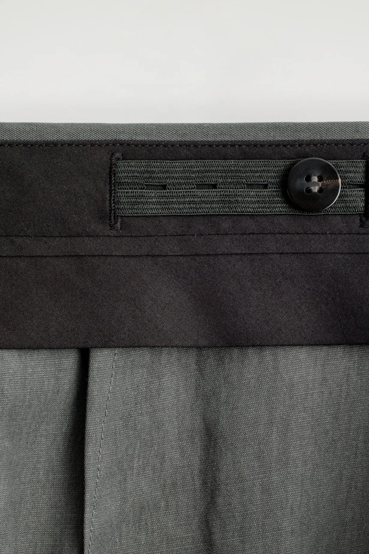 LOCKERE, FLIESSENDE HOSE MIT WEITEM BEIN