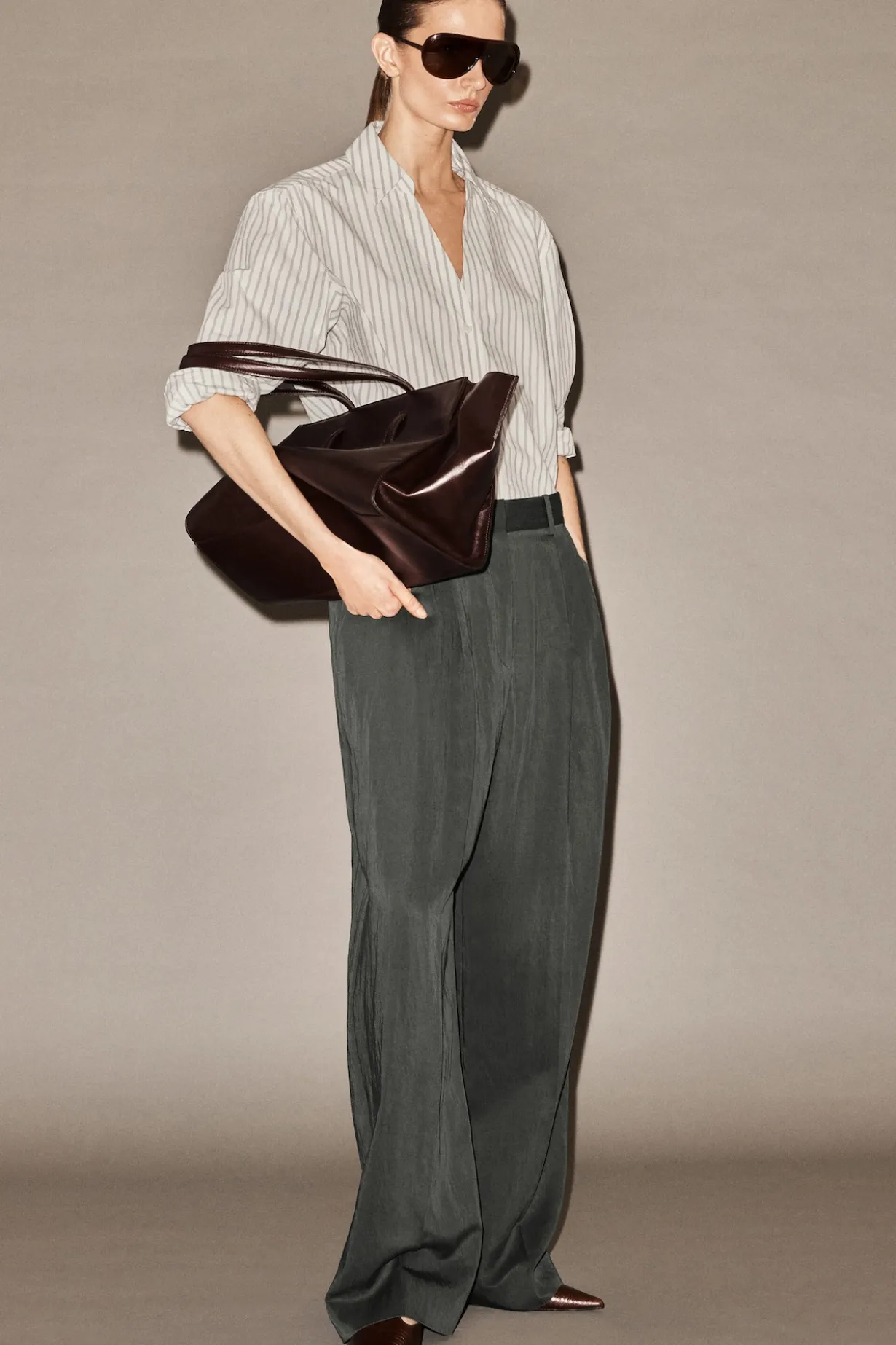 LOCKERE, FLIESSENDE HOSE MIT WEITEM BEIN