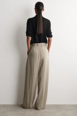 LOCKERE, FLIESSENDE HOSE MIT WEITEM BEIN