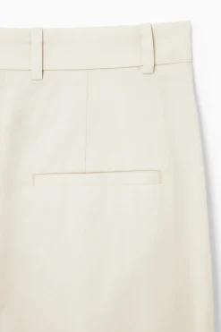 LOCKERE HOSE AUS DENIM MIT WEITEM BEIN
