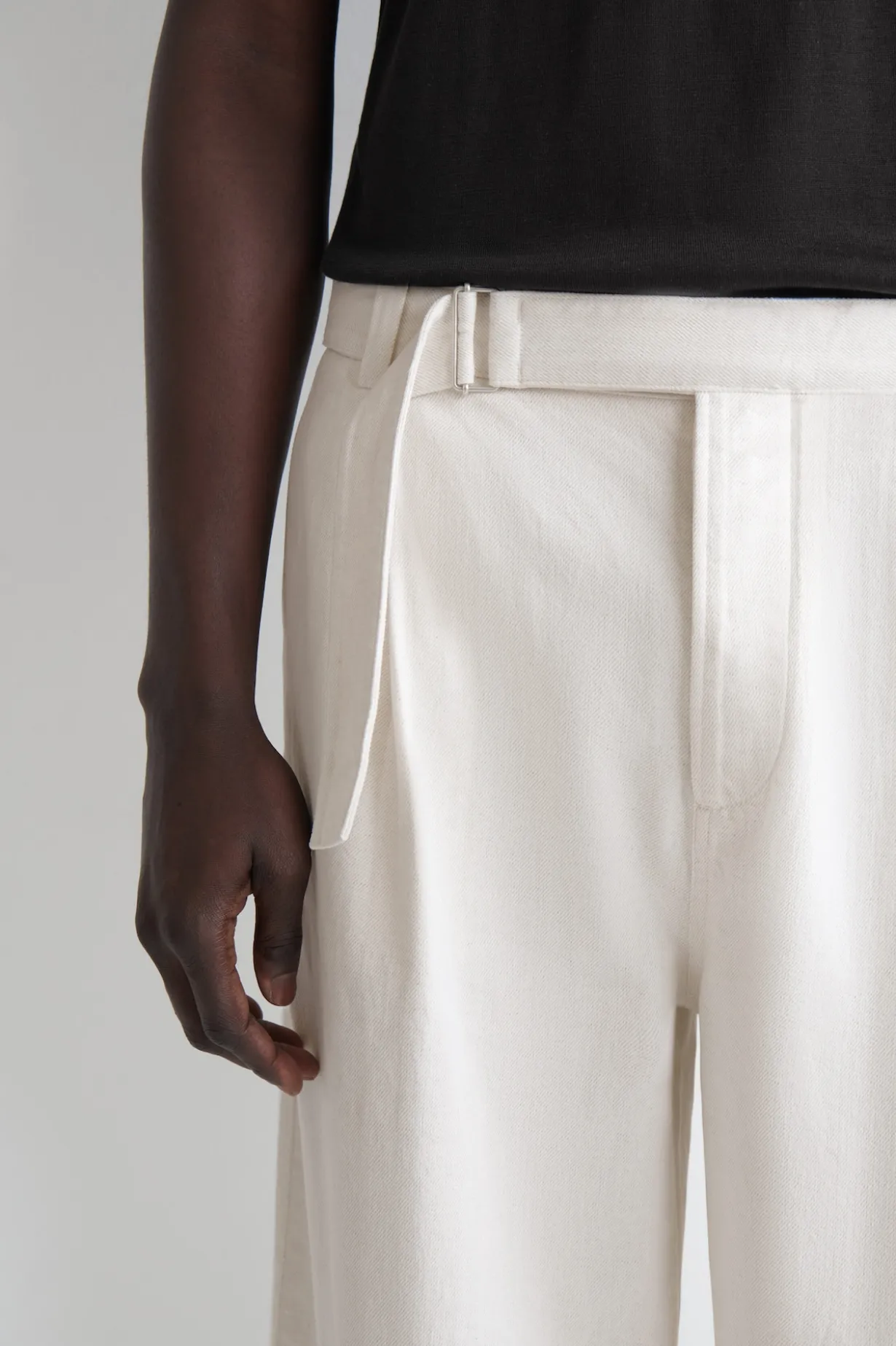 LOCKERE HOSE AUS DENIM MIT BARREL-BEIN UND GÜRTEL