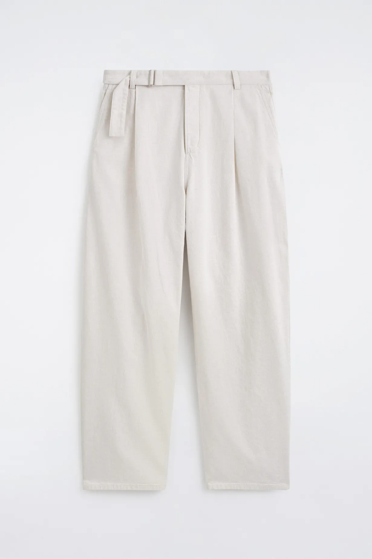 LOCKERE HOSE AUS DENIM MIT BARREL-BEIN UND GÜRTEL