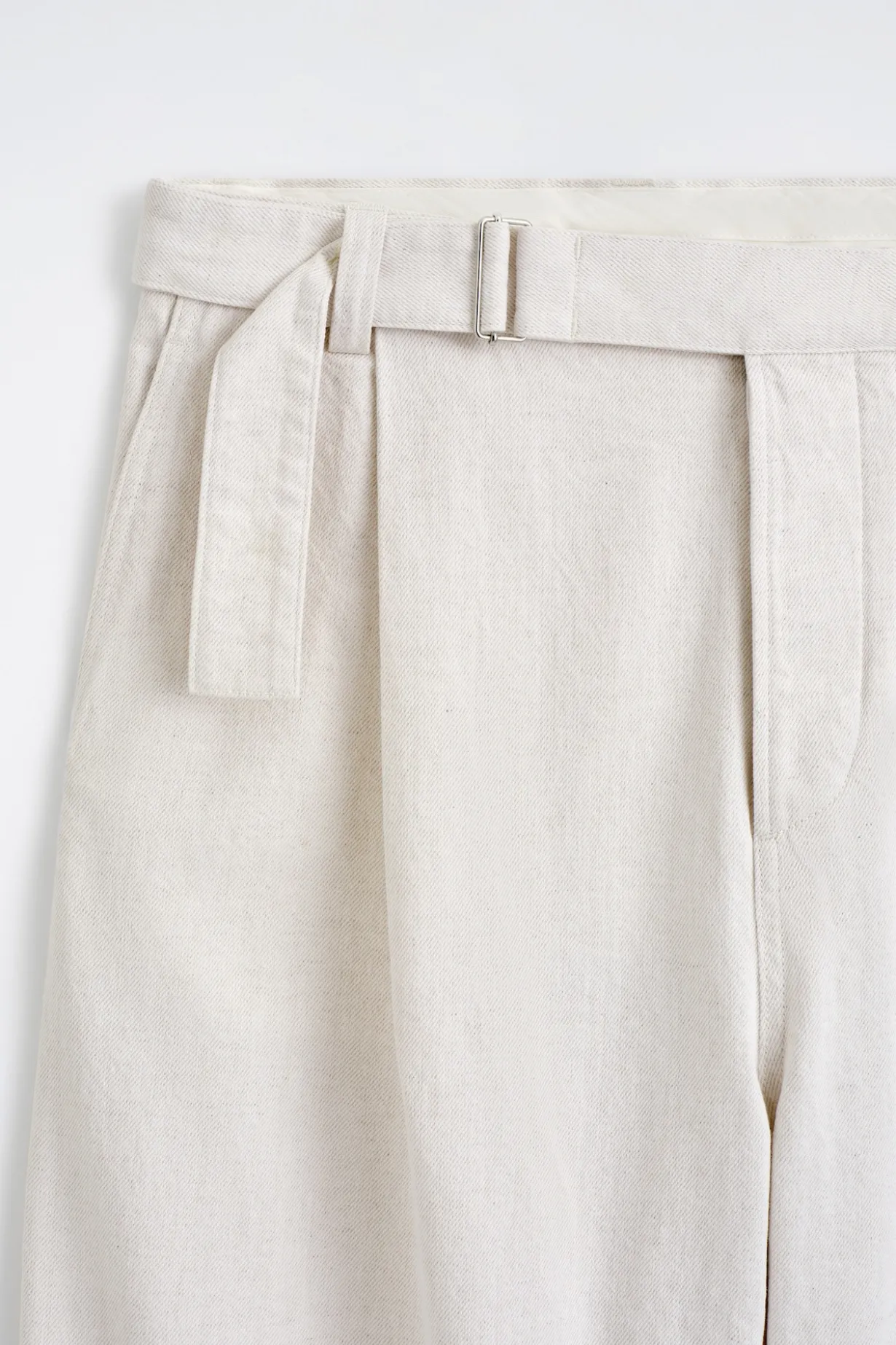 LOCKERE HOSE AUS DENIM MIT BARREL-BEIN UND GÜRTEL