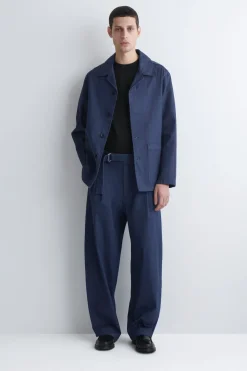 LOCKERE HOSE AUS DENIM MIT BARREL-BEIN UND GÜRTEL