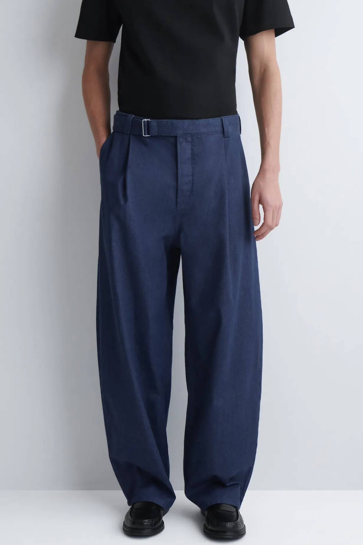 LOCKERE HOSE AUS DENIM MIT BARREL-BEIN UND GÜRTEL