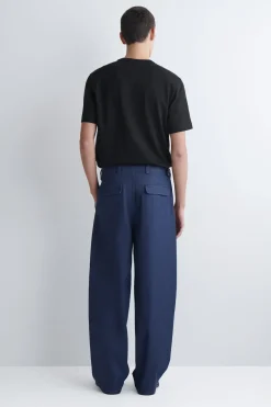 LOCKERE HOSE AUS DENIM MIT BARREL-BEIN UND GÜRTEL