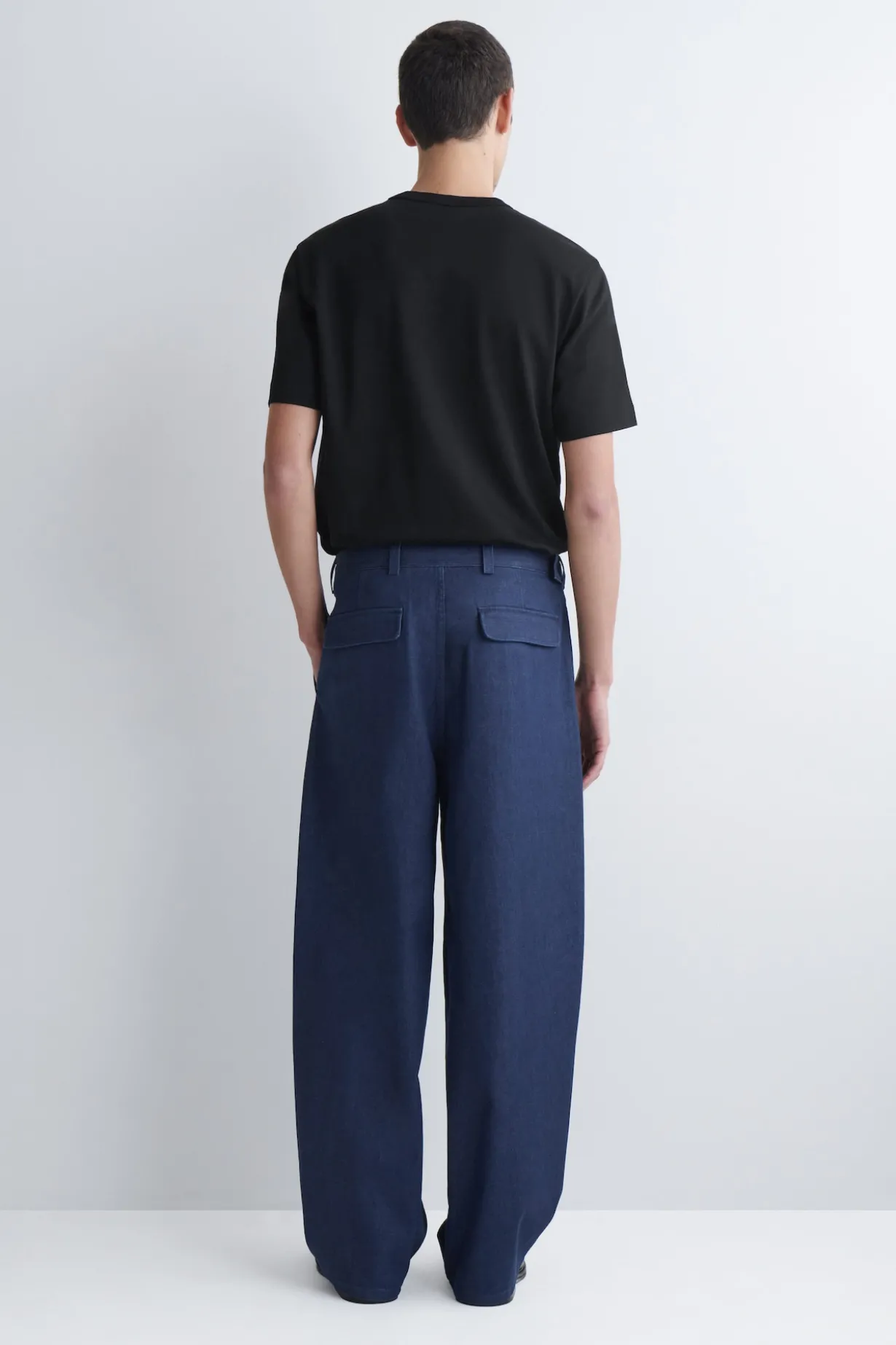 LOCKERE HOSE AUS DENIM MIT BARREL-BEIN UND GÜRTEL
