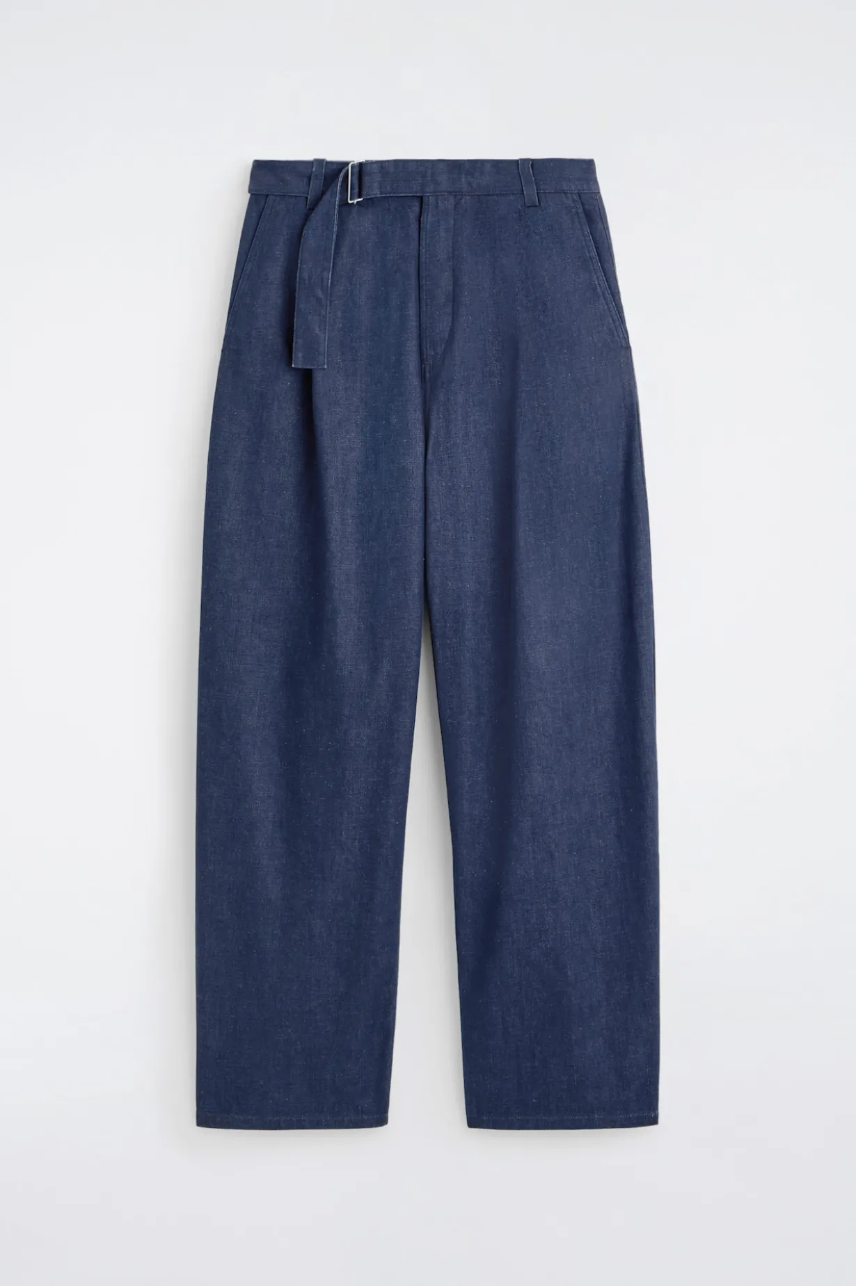 LOCKERE HOSE AUS DENIM MIT BARREL-BEIN UND GÜRTEL