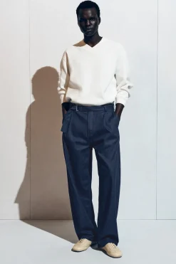 LOCKERE HOSE AUS DENIM MIT BARREL-BEIN UND GÜRTEL
