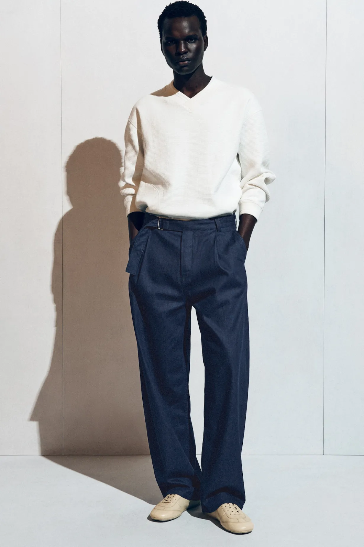 LOCKERE HOSE AUS DENIM MIT BARREL-BEIN UND GÜRTEL