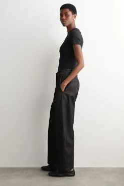 LOCKERE HOSE AUS DENIM MIT WEITEM BEIN