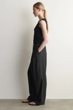 LOCKERE HOSE AUS TWILL MIT WEITEM BEIN