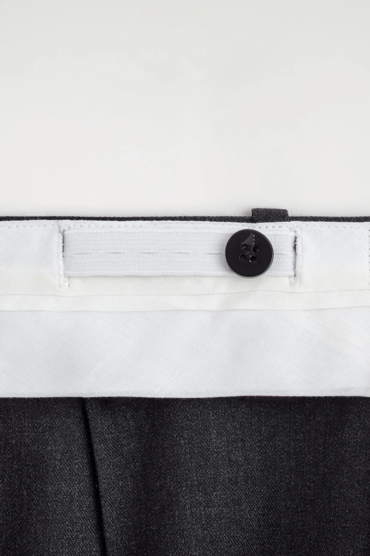 LOCKERE HOSE AUS TWILL MIT WEITEM BEIN