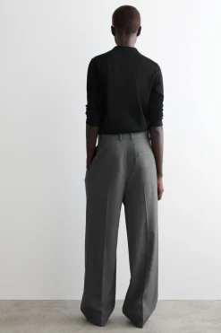 LOCKERE HOSE AUS TWILL MIT WEITEM BEIN