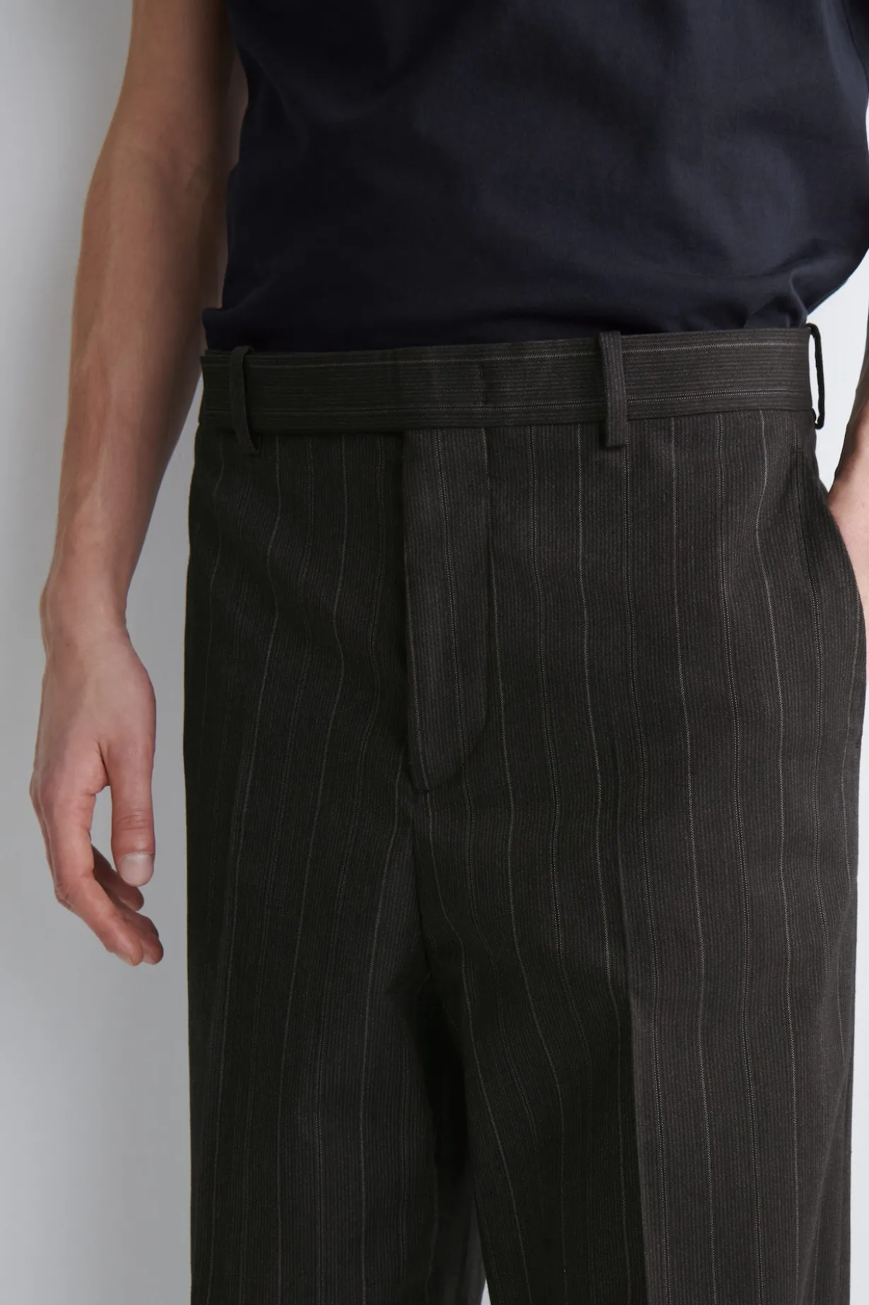 LOCKERE HOSE MIT WEITEM BEIN UND NADELSTREIFEN