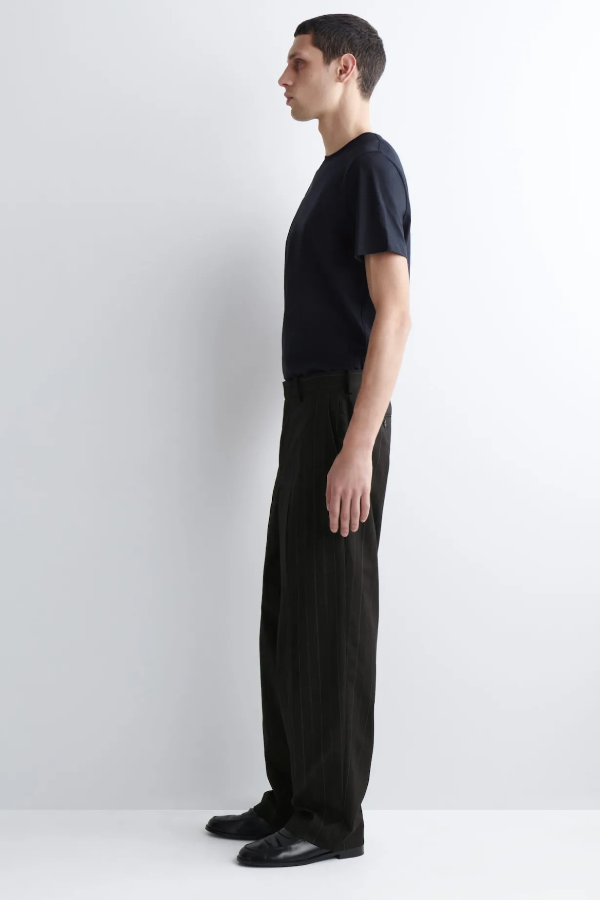 LOCKERE HOSE MIT WEITEM BEIN UND NADELSTREIFEN