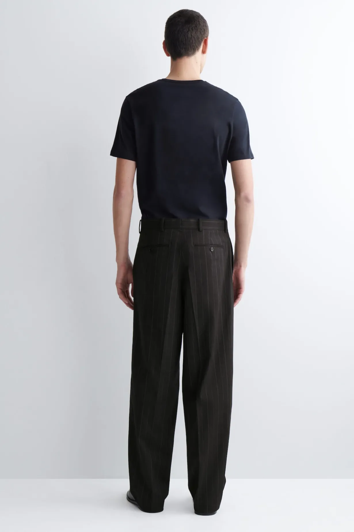 LOCKERE HOSE MIT WEITEM BEIN UND NADELSTREIFEN