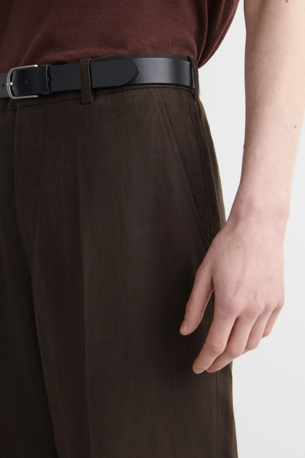 LOCKERE LEINENHOSE MIT SCHMAL ZULAUFENDEM BEIN