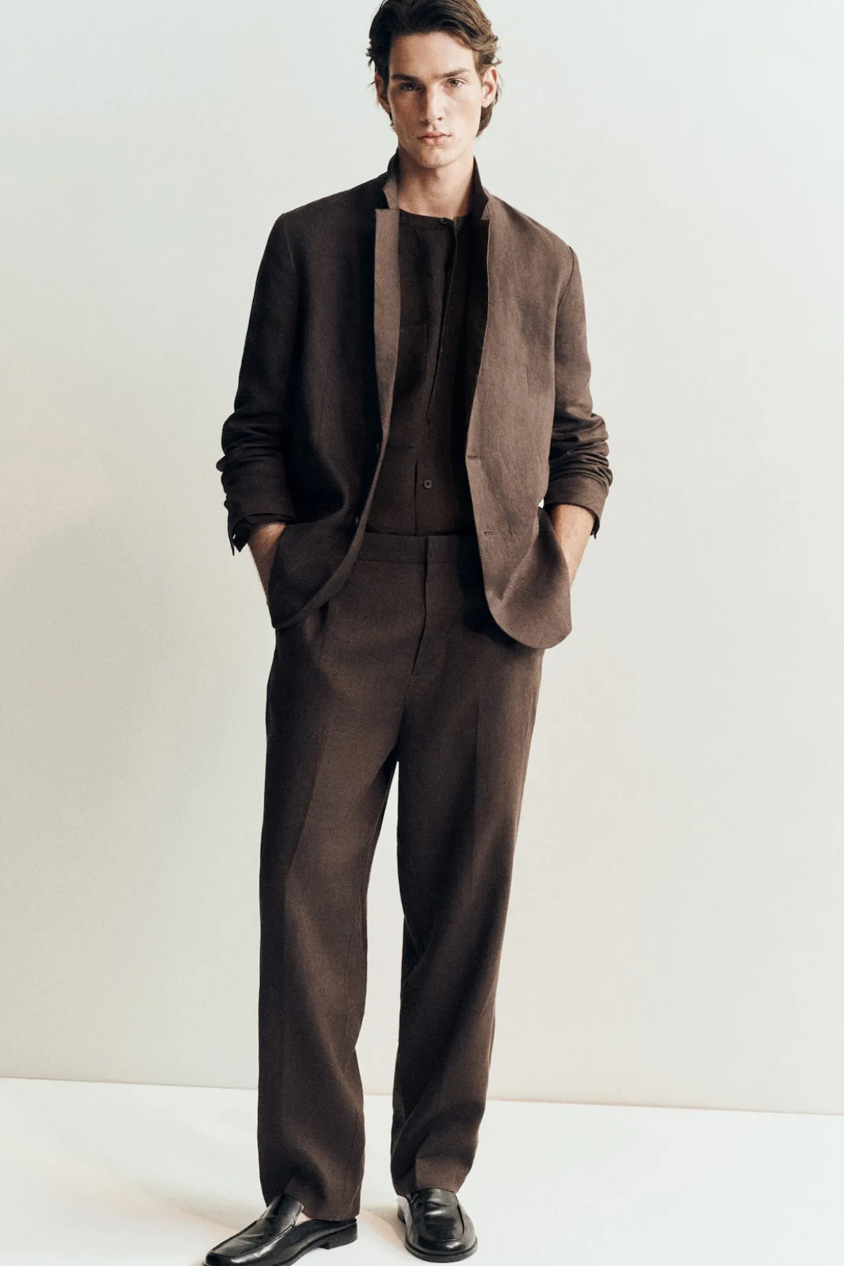 LOCKERE LEINENHOSE MIT SCHMAL ZULAUFENDEM BEIN
