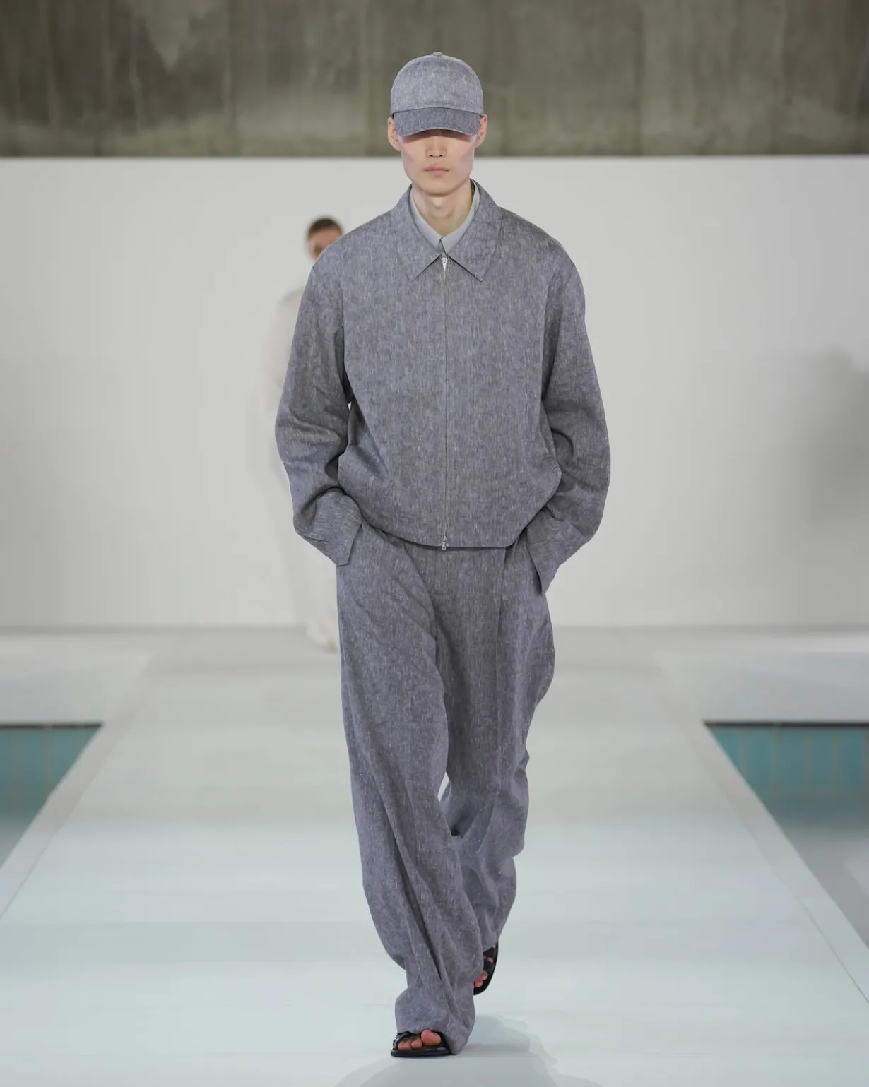 LOCKERE LEINENHOSE MIT WEITEM BEIN