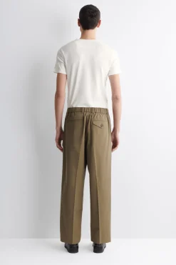 LOCKERE, SCHMAL ZULAUFENDE HOSE MIT FALTEN