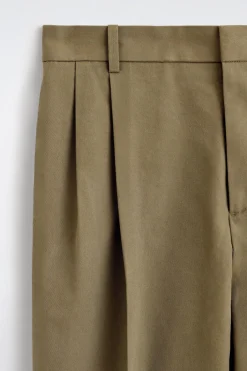 LOCKERE, SCHMAL ZULAUFENDE HOSE MIT FALTEN