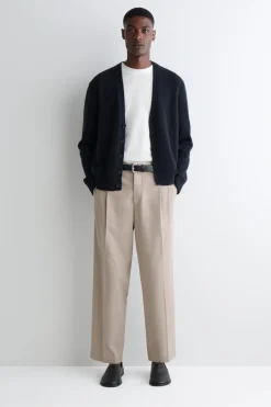 LOCKERE, SCHMAL ZULAUFENDE HOSE MIT FALTEN