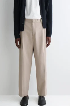 LOCKERE, SCHMAL ZULAUFENDE HOSE MIT FALTEN