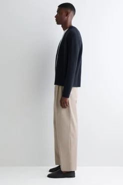 LOCKERE, SCHMAL ZULAUFENDE HOSE MIT FALTEN