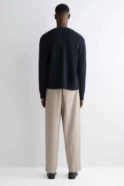 LOCKERE, SCHMAL ZULAUFENDE HOSE MIT FALTEN