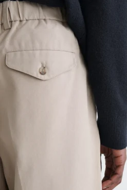 LOCKERE, SCHMAL ZULAUFENDE HOSE MIT FALTEN