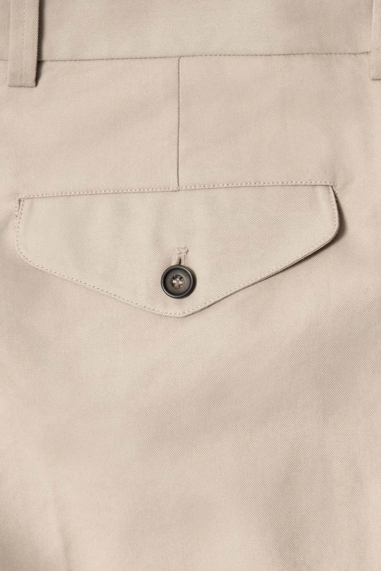 LOCKERE, SCHMAL ZULAUFENDE BAUMWOLLHOSE MIT FALTEN