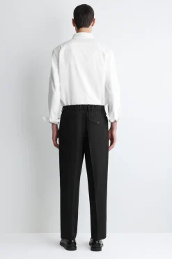 LOCKERE, SCHMAL ZULAUFENDE HOSE MIT FALTEN