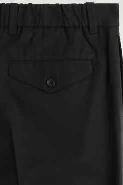LOCKERE, SCHMAL ZULAUFENDE HOSE MIT FALTEN