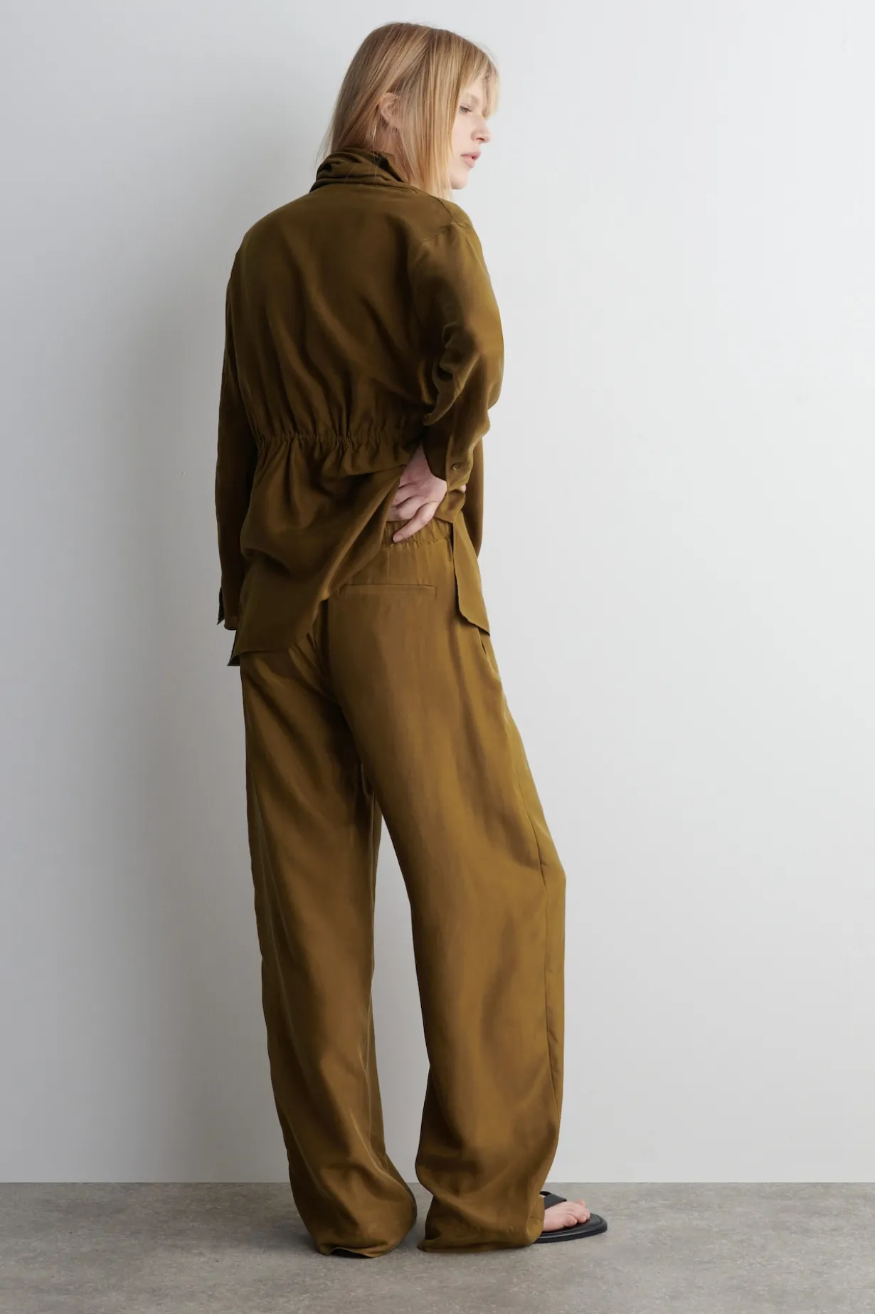 LOCKERE SEIDENHOSE