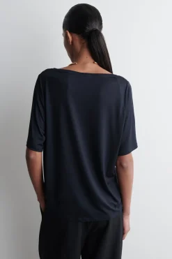 LOCKERES T-SHIRT MIT TIEFEM AUSSCHNITT