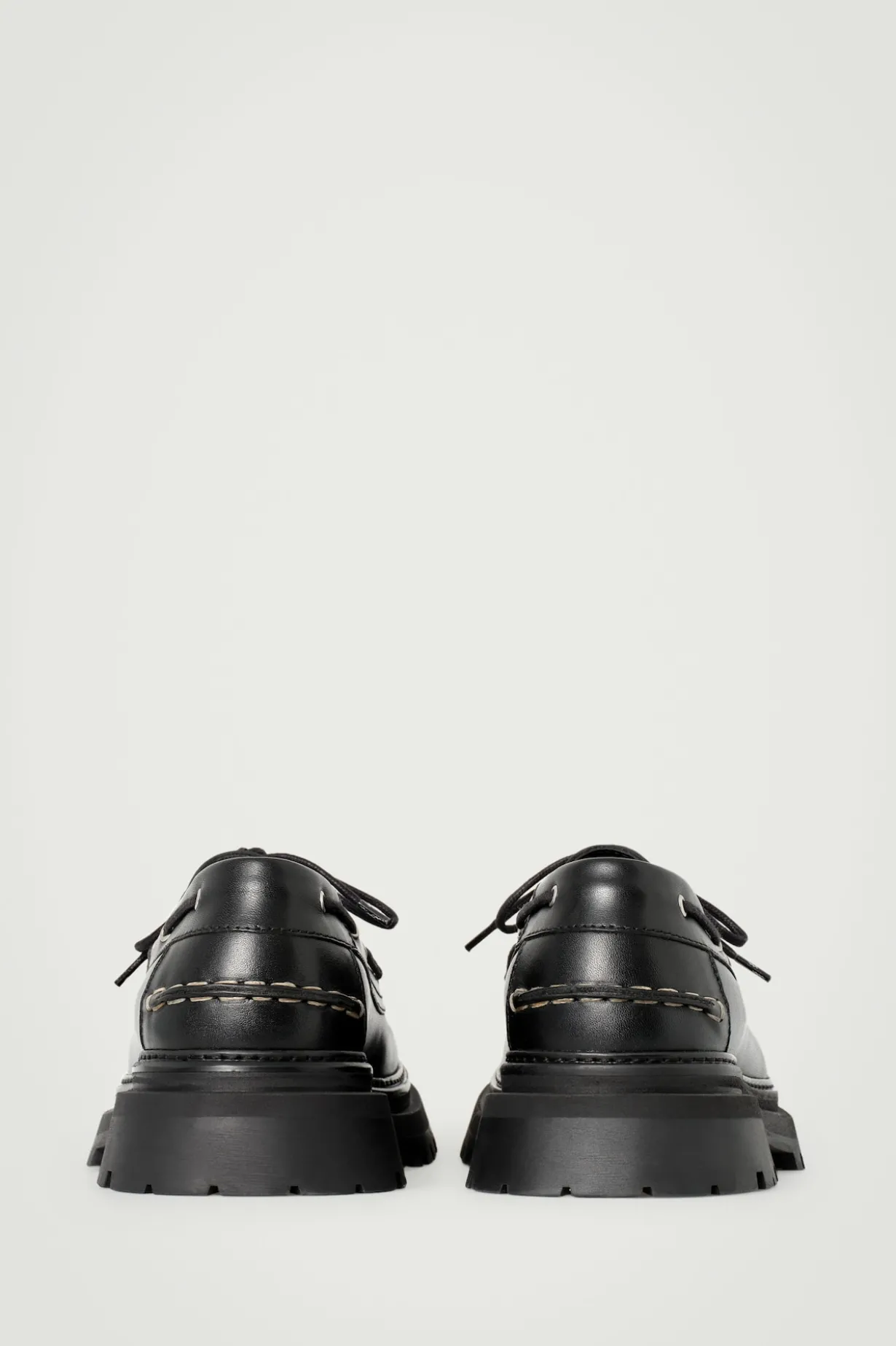 MARKANTE BOOTSSCHUHE AUS LEDER